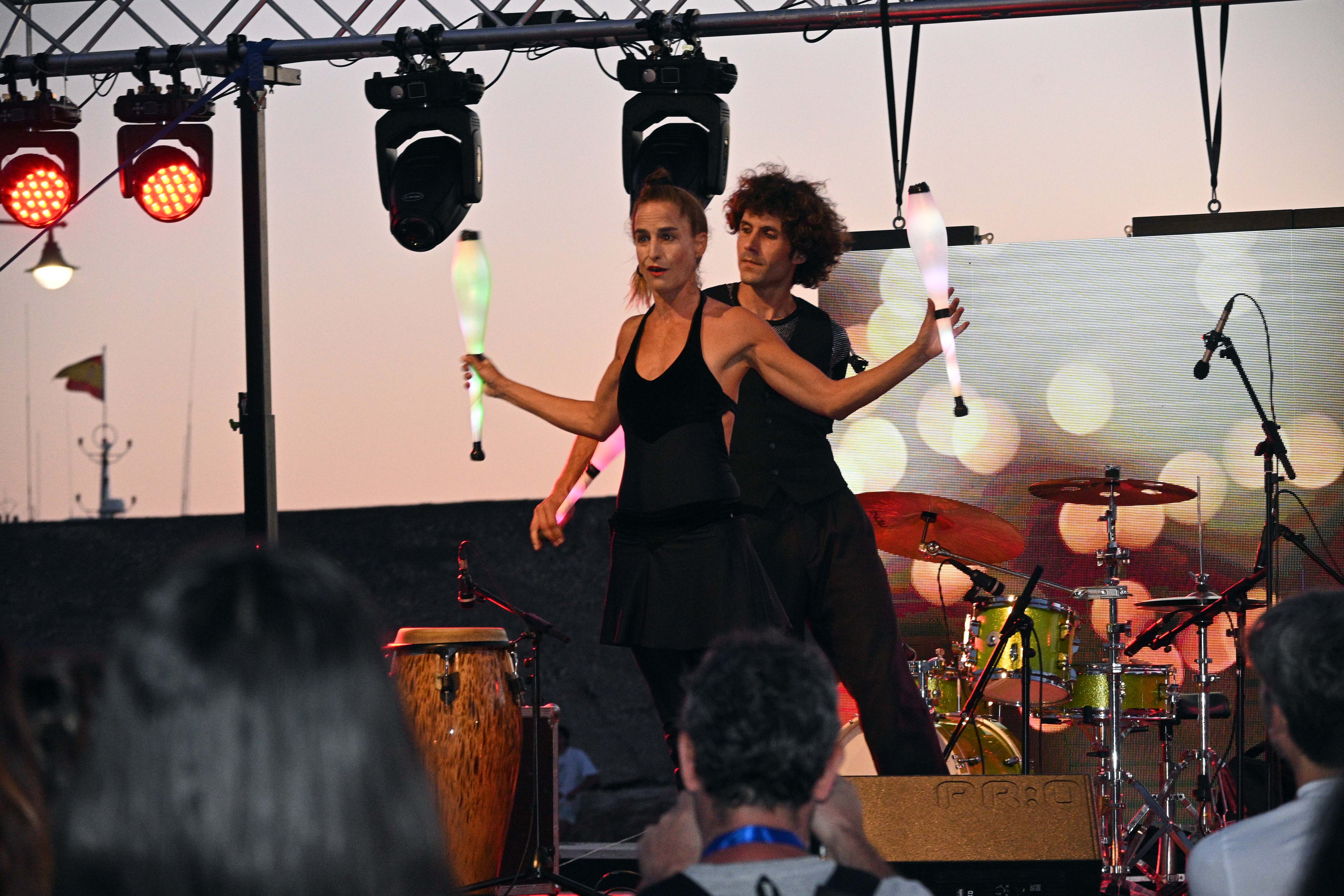 De Maro a Manilva, grupos de amigos y familiares celebraron en torno al fuego la noche más corta del año.