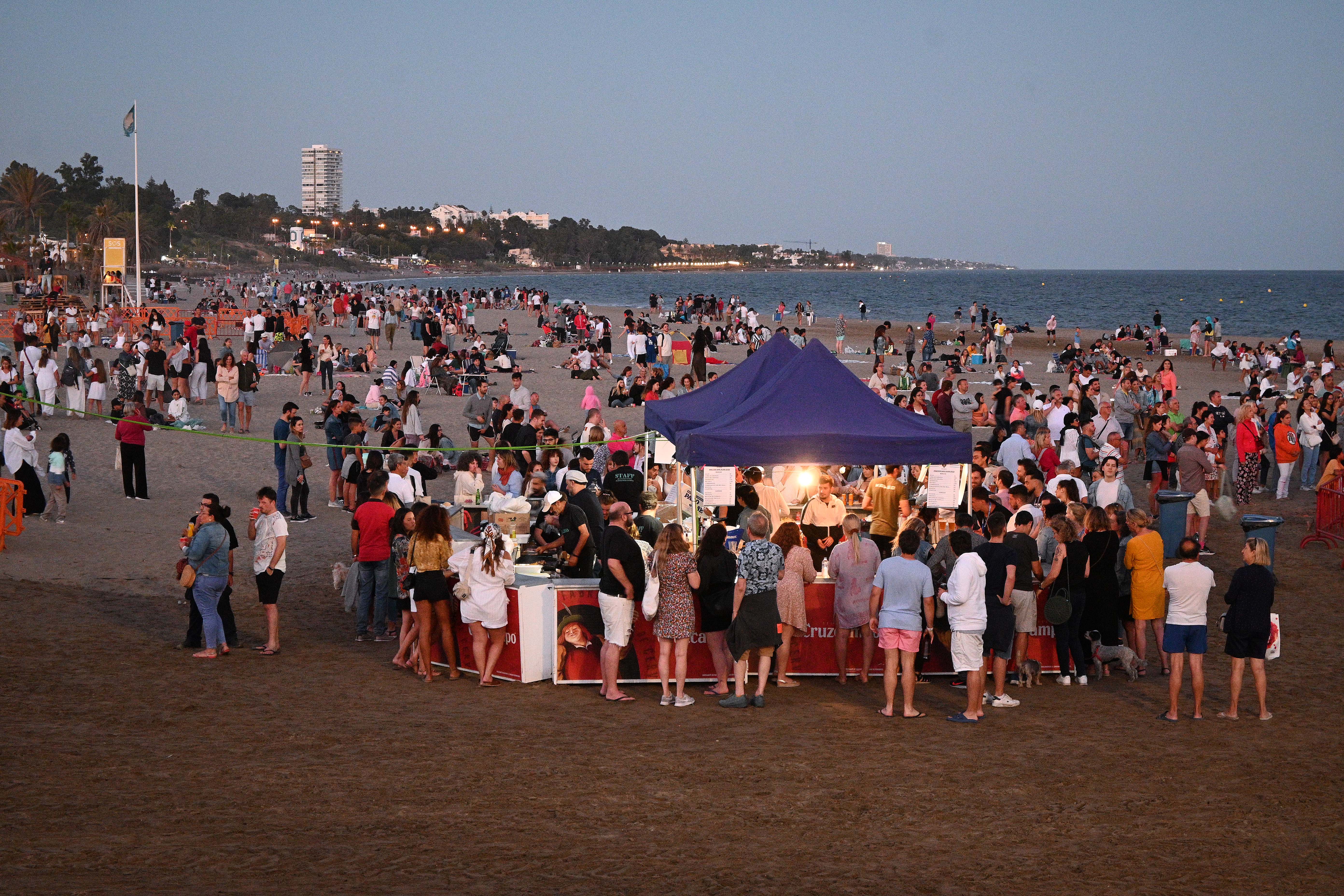De Maro a Manilva, grupos de amigos y familiares celebraron en torno al fuego la noche más corta del año.