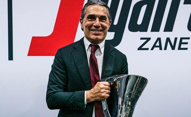 Scariolo, con el trofeo de la Eurocup conquistado ante el Bursaspor.