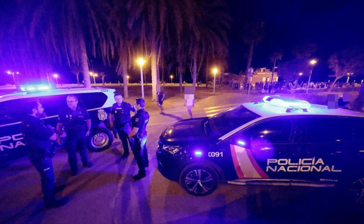 Un momento de la noche en el que los agentes se acercan a la playa de Huelin tras hacer una ronda por la zona. 