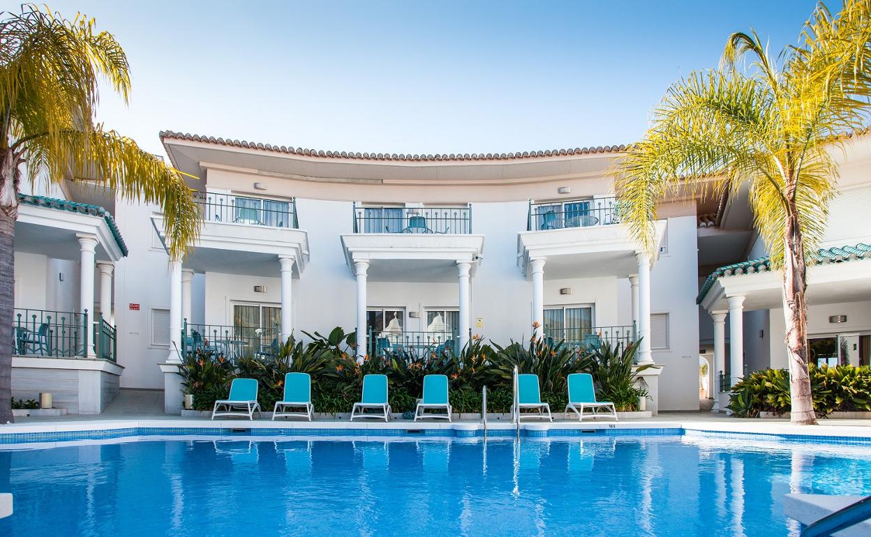 Vista de la piscina de un hotel de la Costa del Sol. 