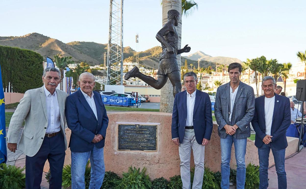 Nerja dedica una escultura al empresario hostelero Francisco Ortega 'Ayo', pionero del atletismo malagueño