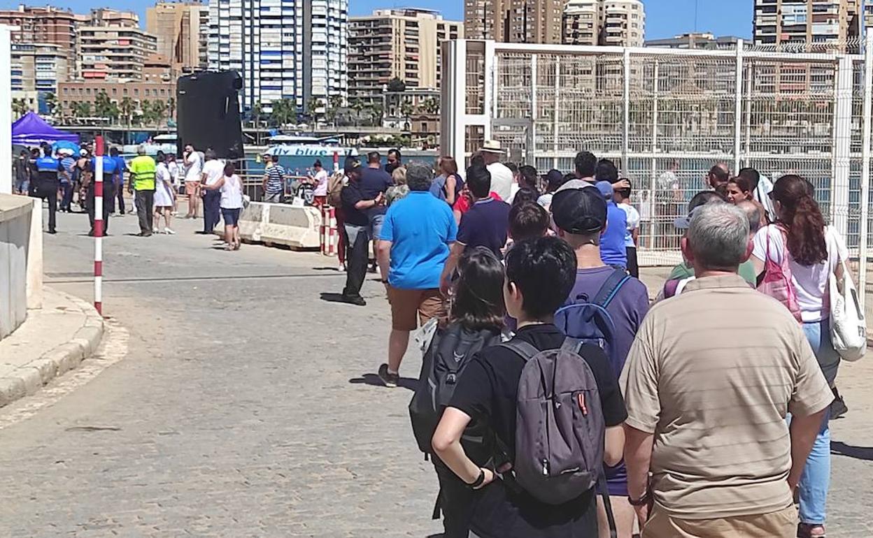 Larga cola para visitar el submarino, ayer a primera hora de la tarde en el Puerto de Málaga. 