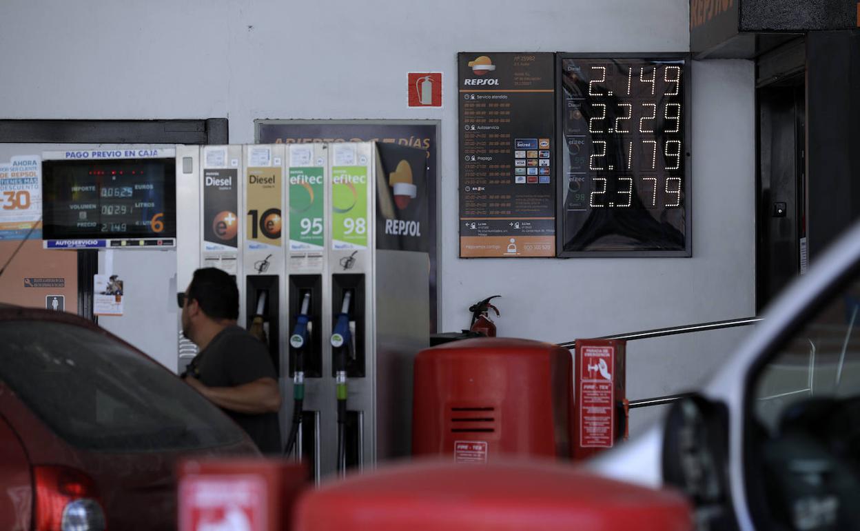 El precio medio de los principales carburantes supera los dos euros por litro en Málaga. 