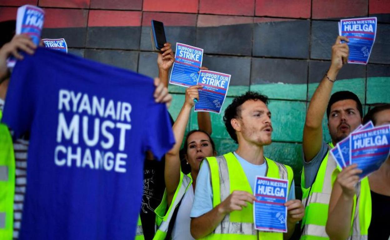 Trabajadores de Ryanair protestan en el aeropuerto de Barcelona.