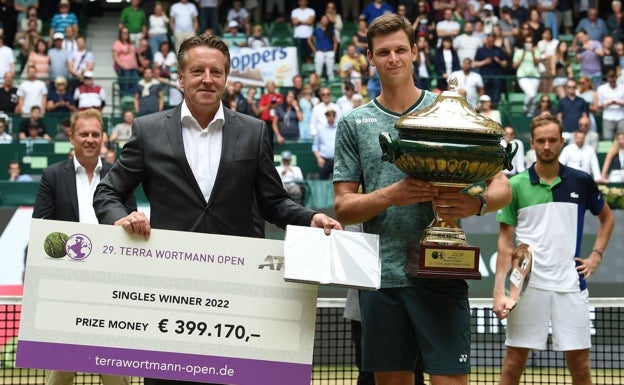 Hubert Hurkacz, con el trofeo de ganador en Halle. 