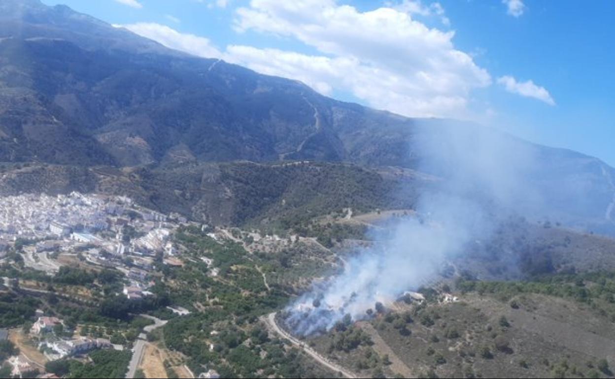 El fuego se ha originado en el paraje del Mosquín, cerca del casco urbano canillero. 