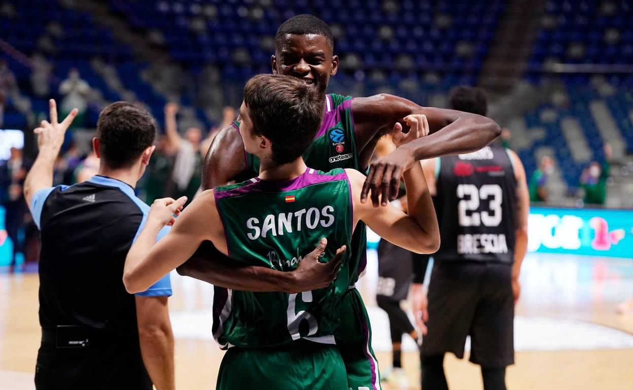 Nosa abraza a su amigo Rafa Santos el día del debut de este con la primera plantilla.