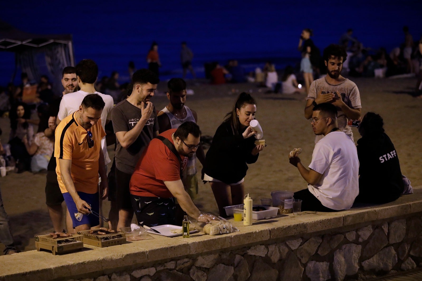 De Maro a Manilva, grupos de amigos y familiares celebraron en torno al fuego la noche más corta del año.