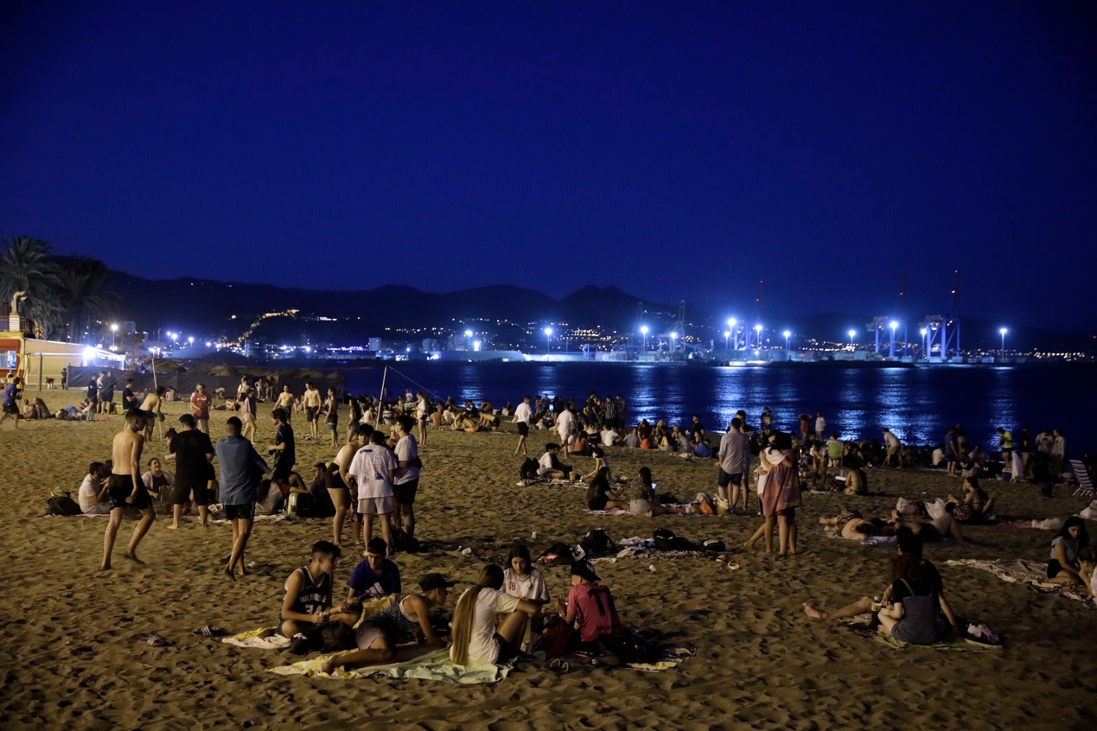 De Maro a Manilva, grupos de amigos y familiares celebraron en torno al fuego la noche más corta del año.