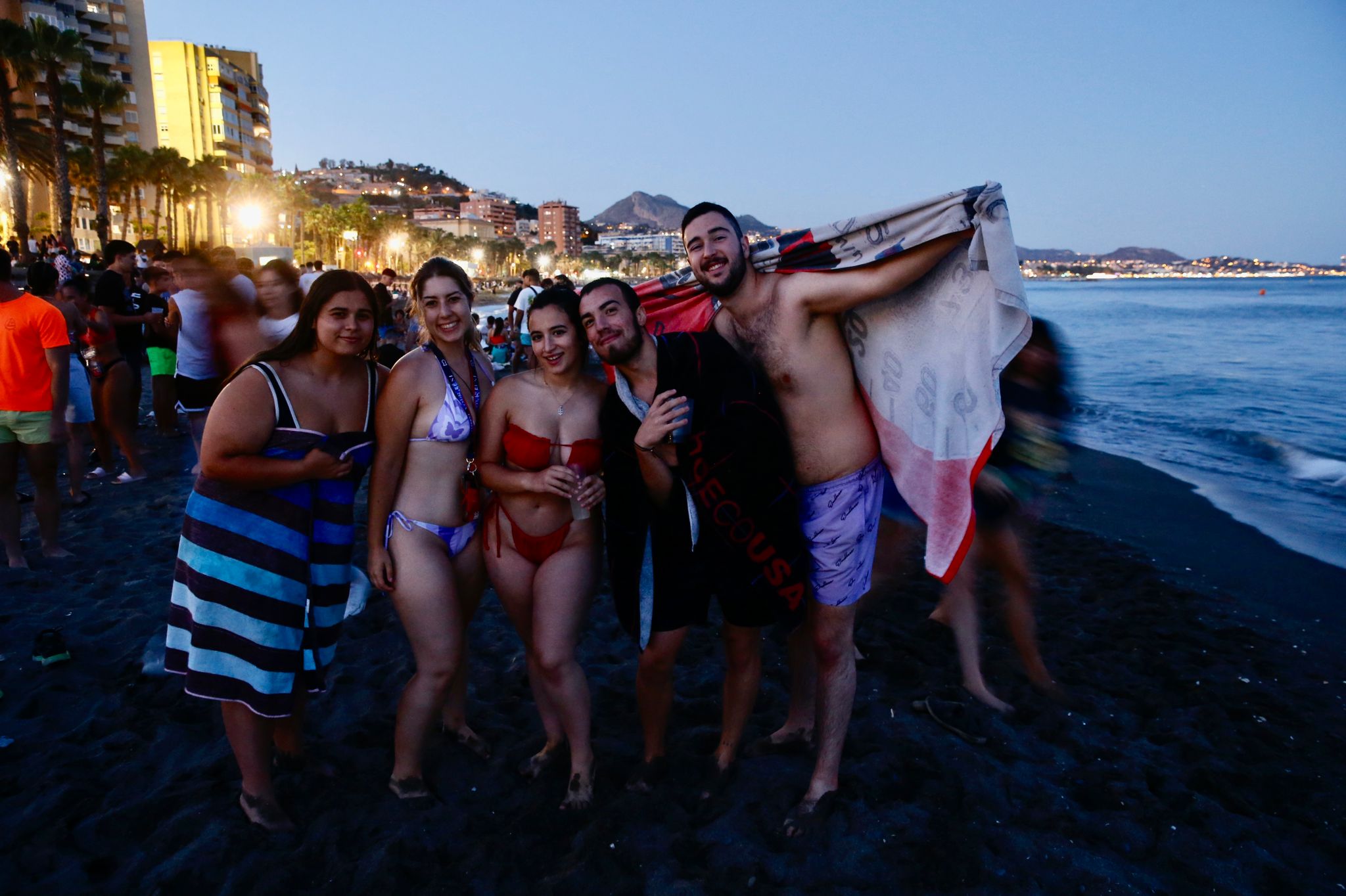 De Maro a Manilva, grupos de amigos y familiares celebraron en torno al fuego la noche más corta del año.
