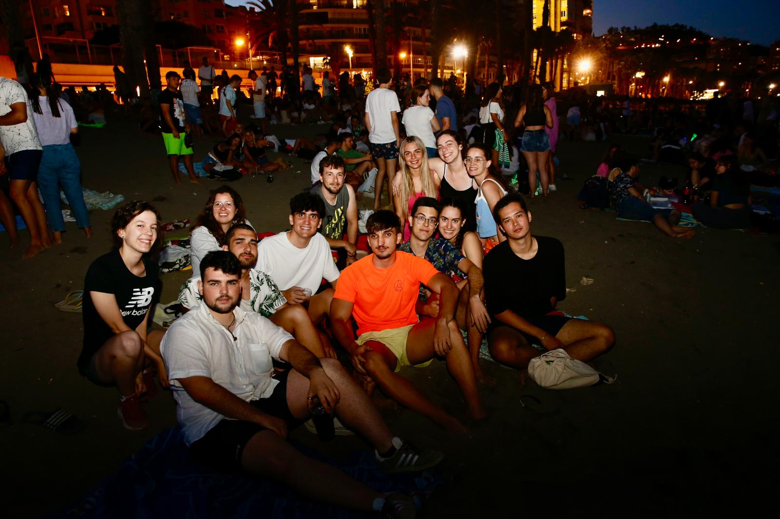 De Maro a Manilva, grupos de amigos y familiares celebraron en torno al fuego la noche más corta del año.