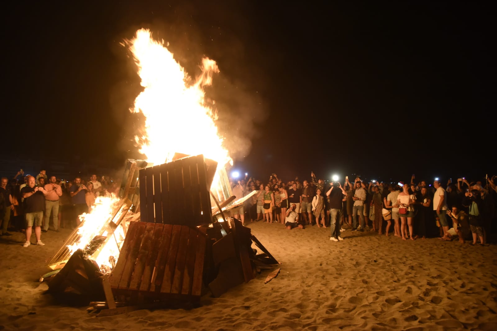 De Maro a Manilva, grupos de amigos y familiares celebraron en torno al fuego la noche más corta del año.