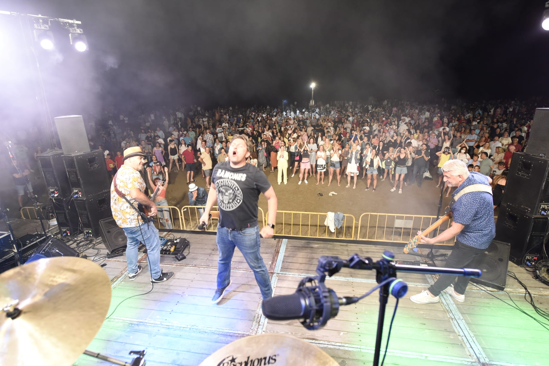 De Maro a Manilva, grupos de amigos y familiares celebraron en torno al fuego la noche más corta del año.