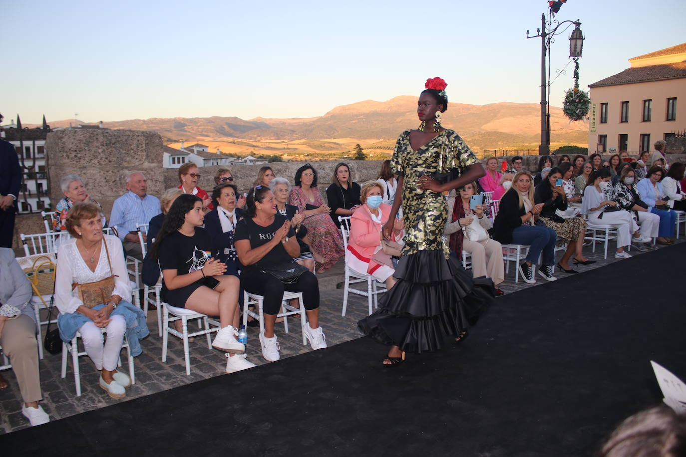 La pasarela, a más de cien metros de altura, ha contado con una madrina de excepción, con la diseñadora Ágatha Ruiz de la Prada, que ha mostrado sus diseños «más apoteósicos», como ella misma describió. Añadió que «no es un desfile comercial». Junto a Ruiz de la Prada, la diseñadora local Ana Gómez también ha lucido ante los presentes sus creaciones.