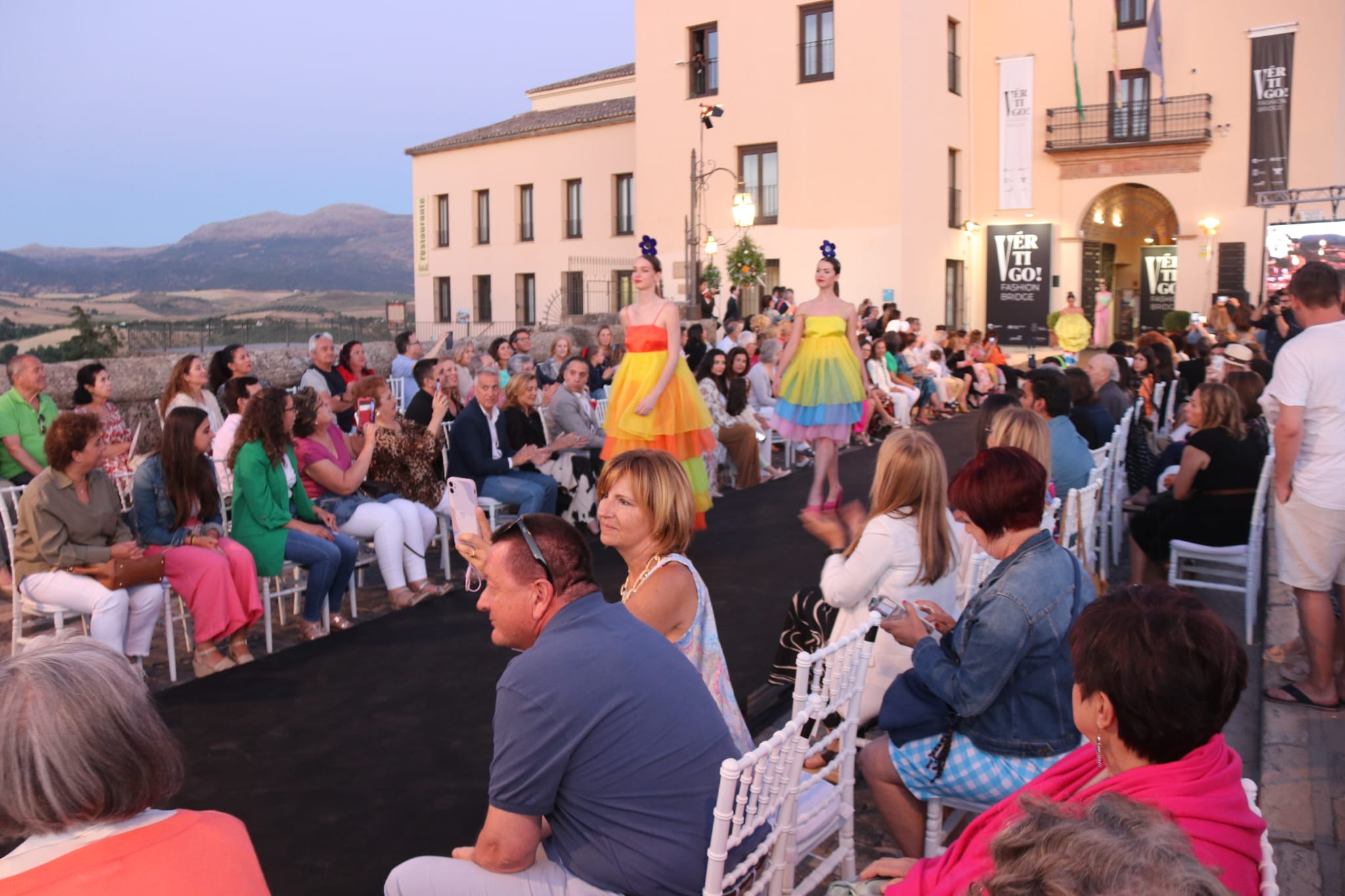 La pasarela, a más de cien metros de altura, ha contado con una madrina de excepción, con la diseñadora Ágatha Ruiz de la Prada, que ha mostrado sus diseños «más apoteósicos», como ella misma describió. Añadió que «no es un desfile comercial». Junto a Ruiz de la Prada, la diseñadora local Ana Gómez también ha lucido ante los presentes sus creaciones.