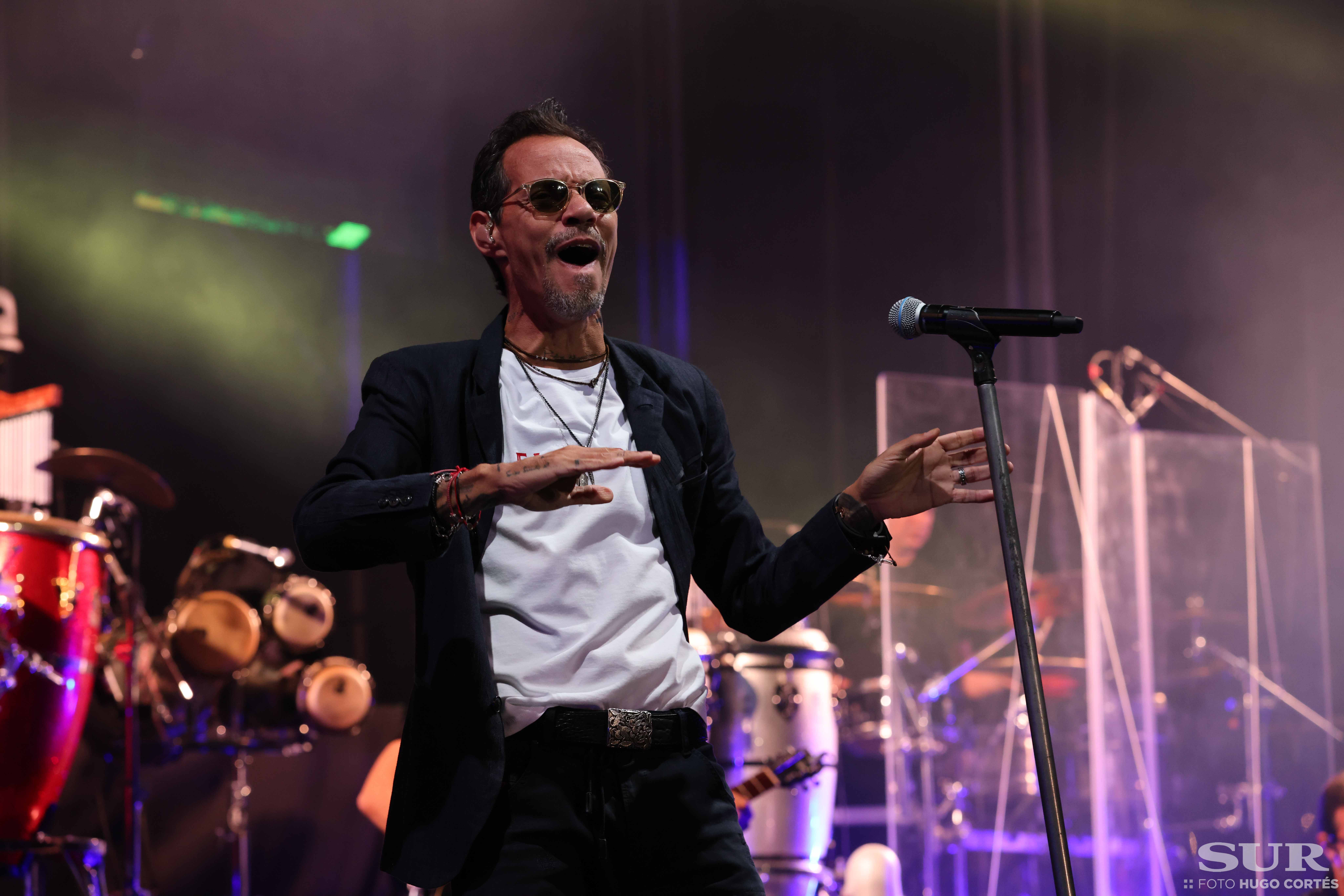 Más de 17.000 almas bailan la salsa y cantan los míticos temas del artista dos años después del concierto previsto para antes del Covid