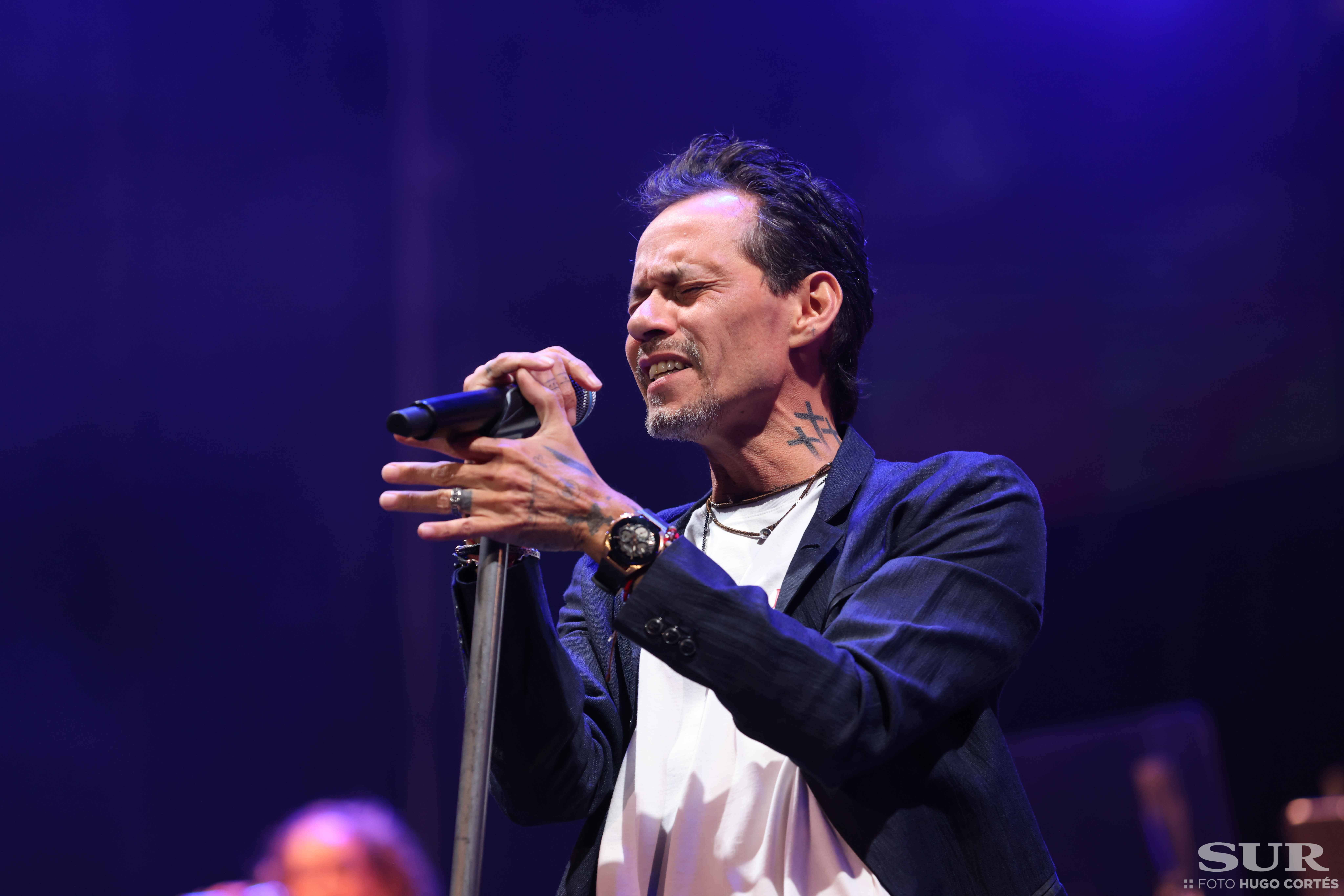 Más de 17.000 almas bailan la salsa y cantan los míticos temas del artista dos años después del concierto previsto para antes del Covid