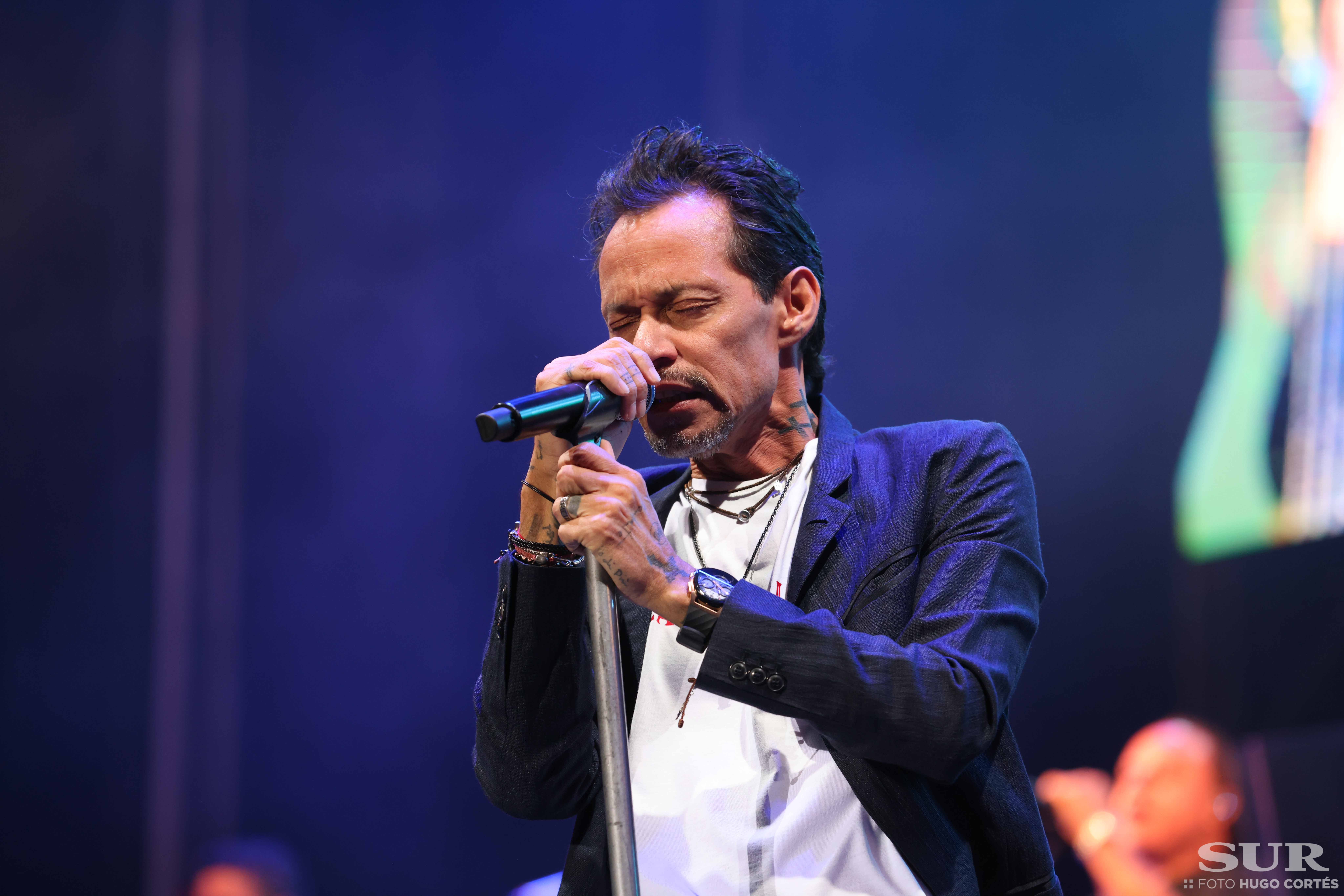 Más de 17.000 almas bailan la salsa y cantan los míticos temas del artista dos años después del concierto previsto para antes del Covid