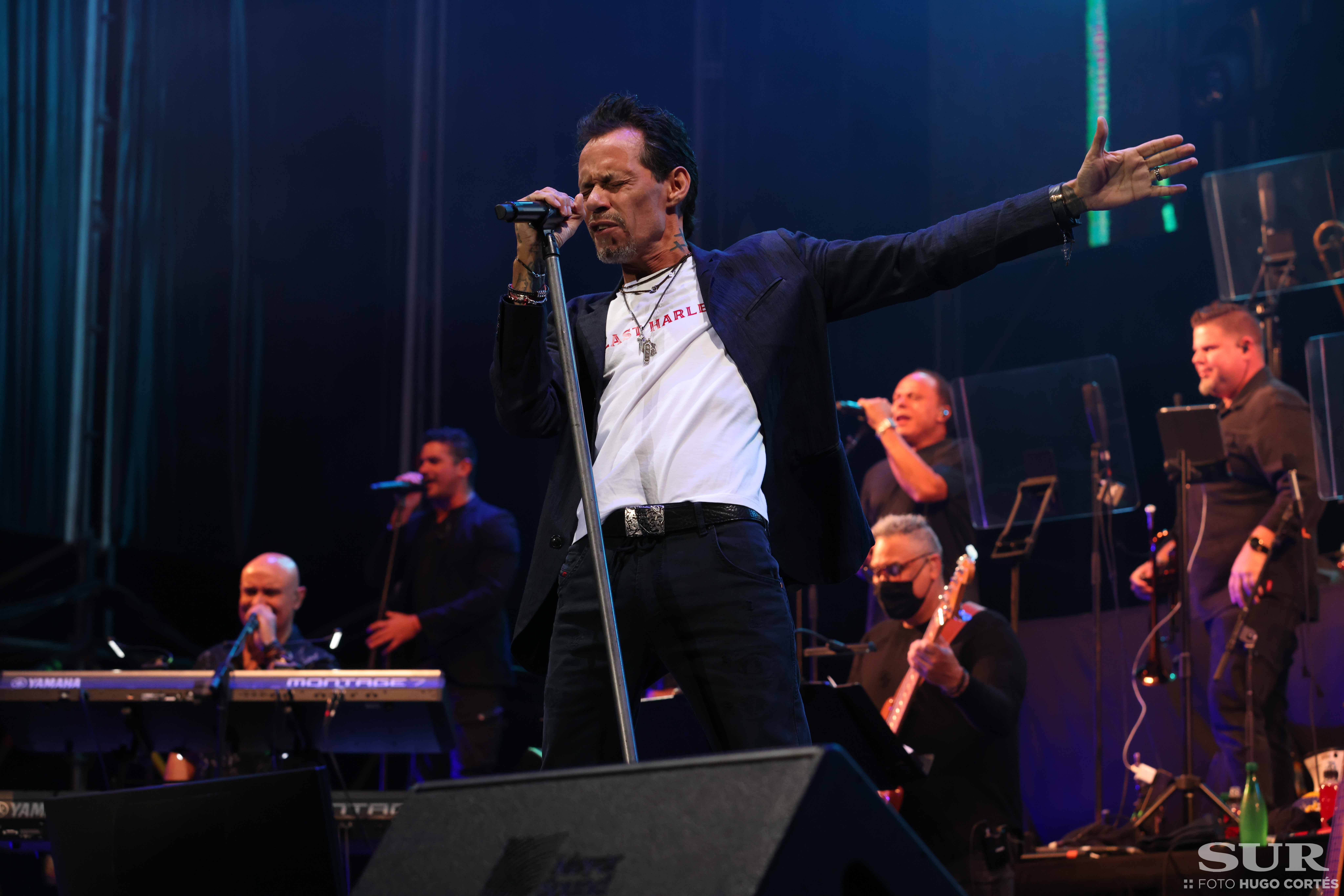 Más de 17.000 almas bailan la salsa y cantan los míticos temas del artista dos años después del concierto previsto para antes del Covid