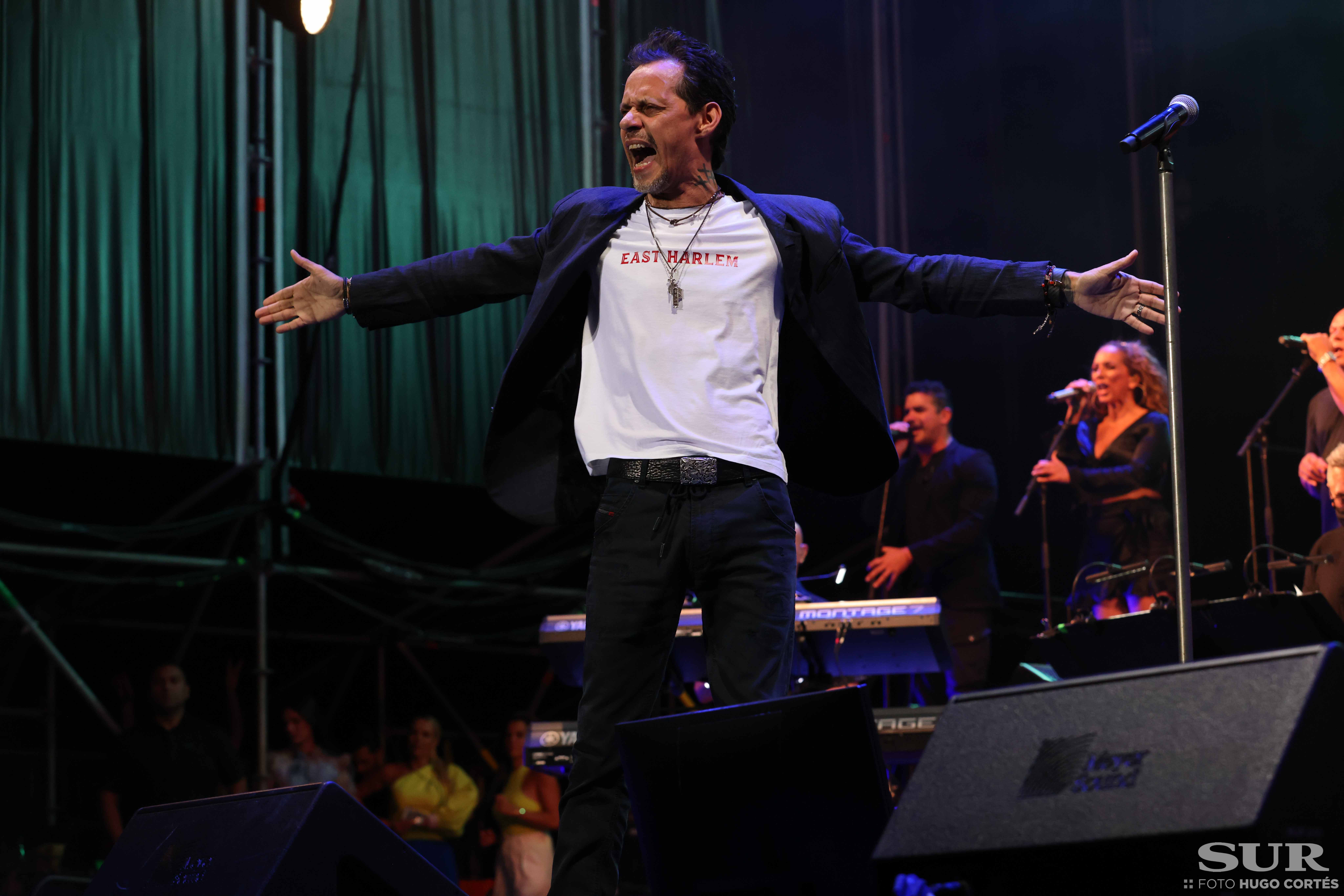 Más de 17.000 almas bailan la salsa y cantan los míticos temas del artista dos años después del concierto previsto para antes del Covid