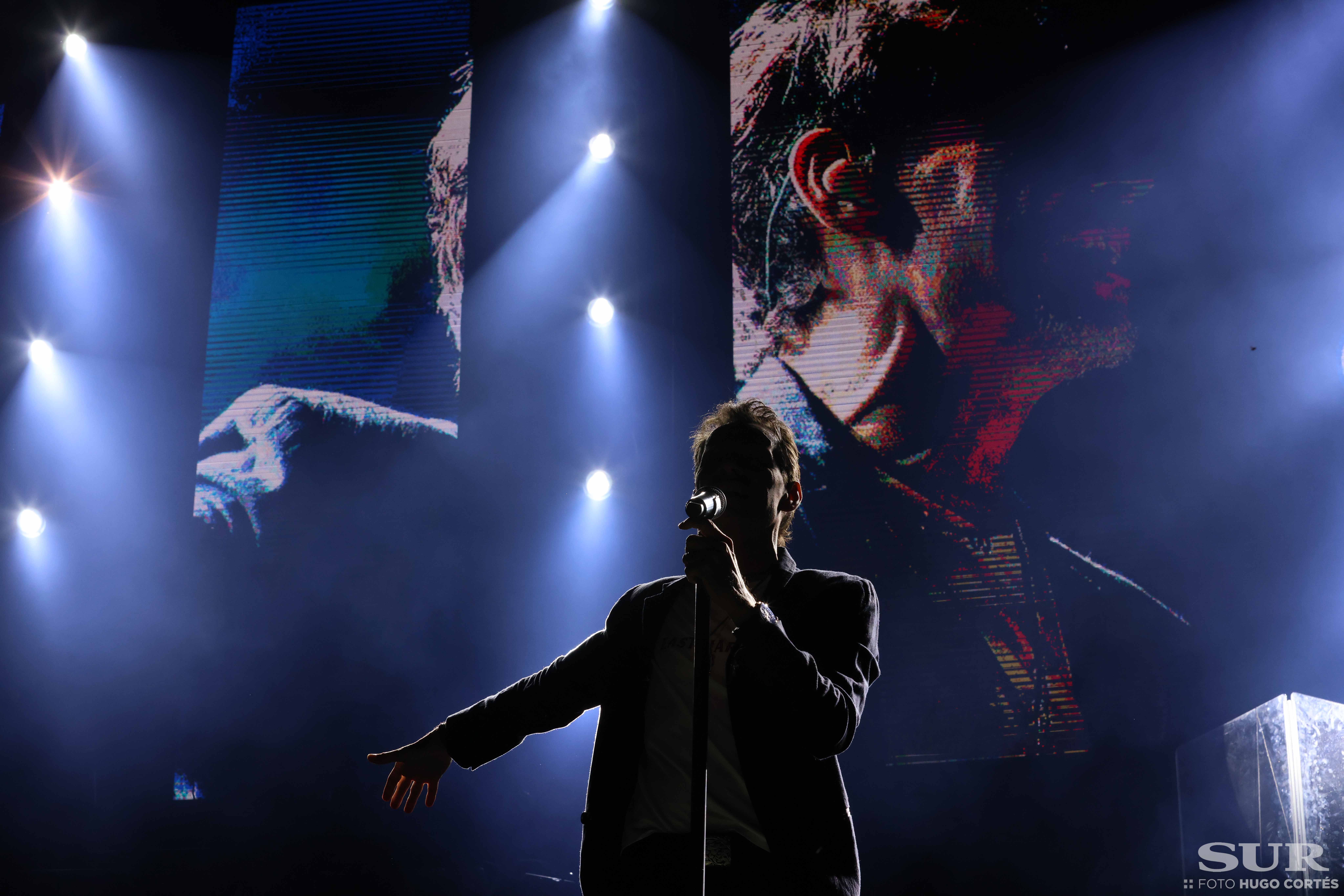 Más de 17.000 almas bailan la salsa y cantan los míticos temas del artista dos años después del concierto previsto para antes del Covid