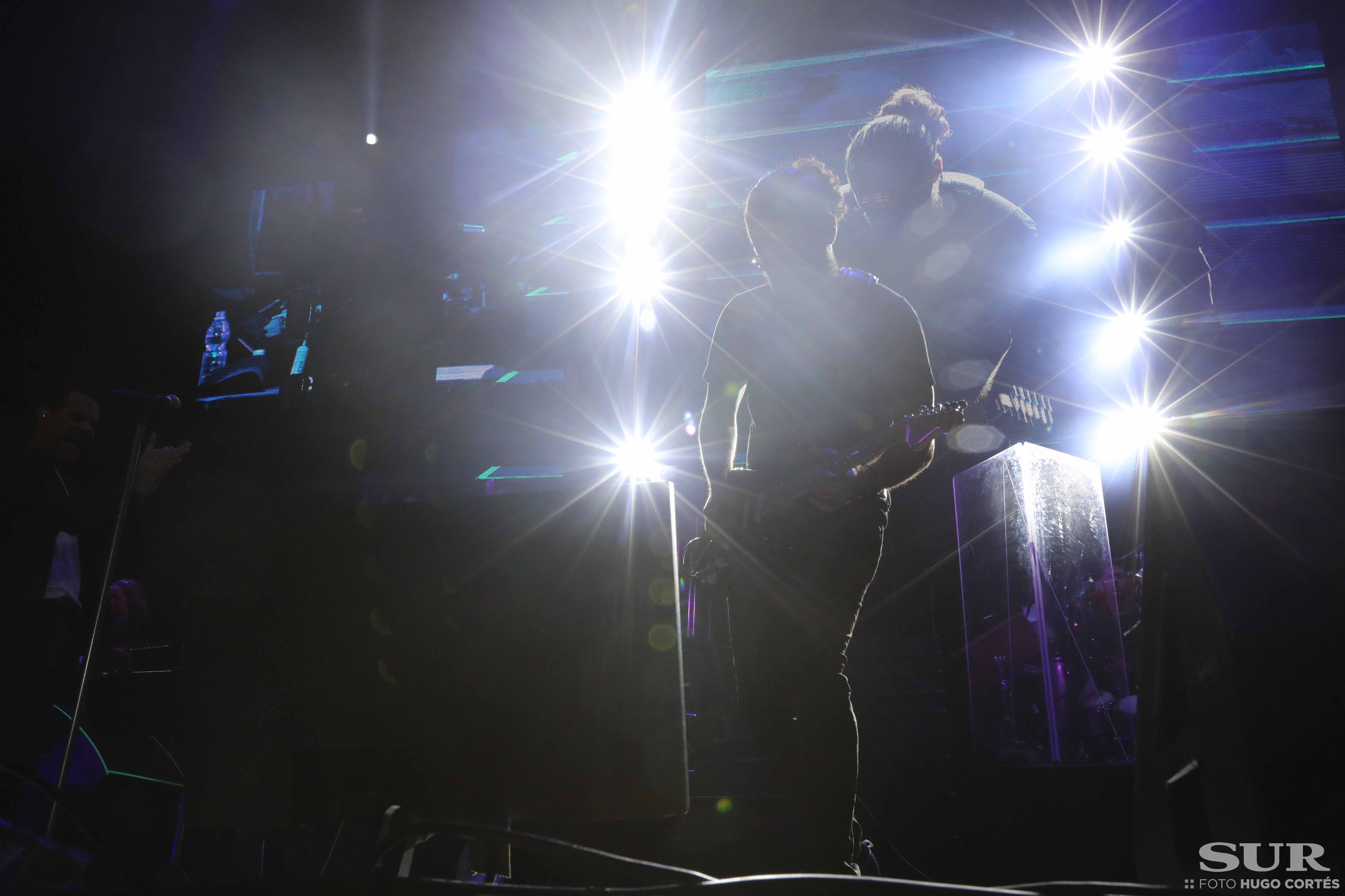 Más de 17.000 almas bailan la salsa y cantan los míticos temas del artista dos años después del concierto previsto para antes del Covid