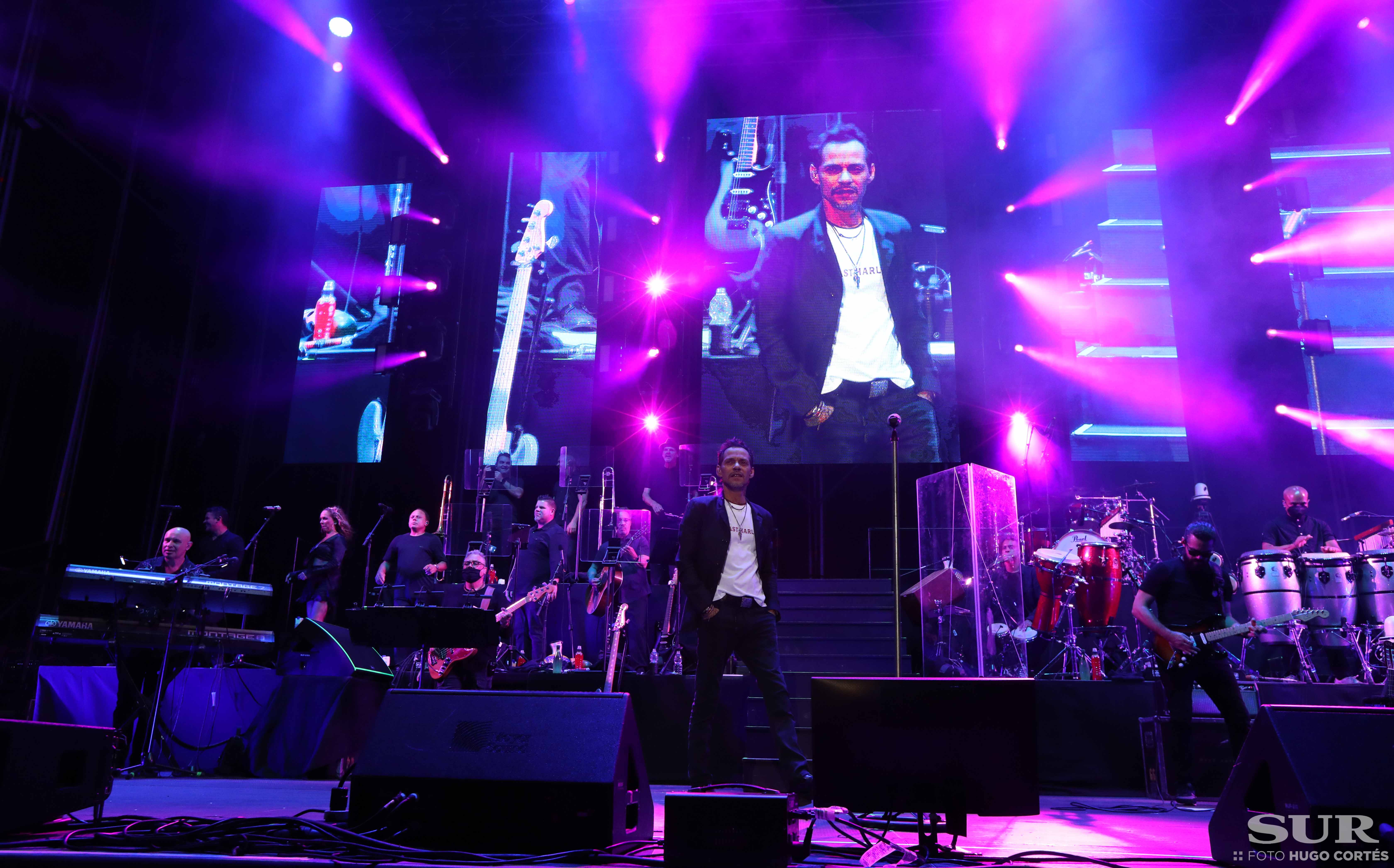 Más de 17.000 almas bailan la salsa y cantan los míticos temas del artista dos años después del concierto previsto para antes del Covid