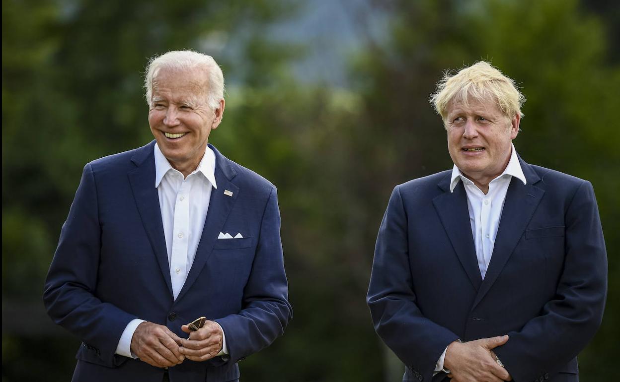 El presidente de EE UU, Joe Biden, y el primer ministro británico. Boris Johnson, juntos este domingo en la cumbre del G7.