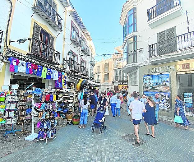 Imagen de la céntrica calle Puerta del Mar de Nerja, con turistas durante este mes. 
