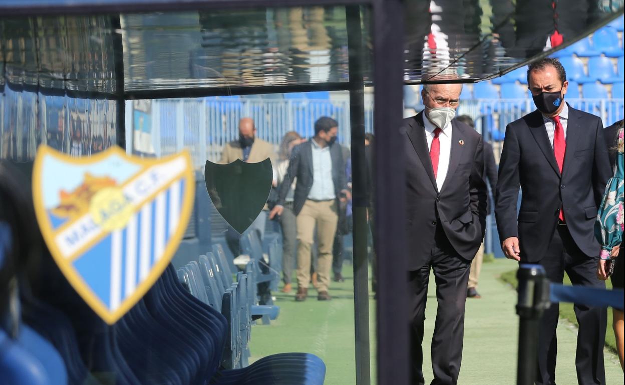 El alcalde de Málaga, Francisco de la Torre, y el administrador judicial del club de fútbol, José María Muñoz, juntos en un acto en el estadio de La Rosaleda hace un año.