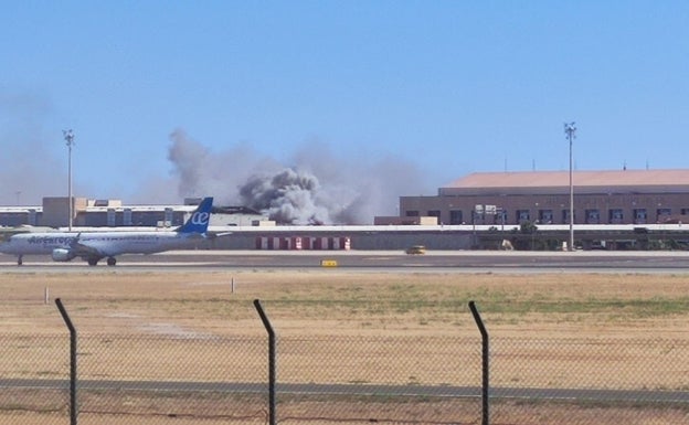 Bomberos intervienen para extinguir un incendio en el exterior del aeropuerto de Málaga