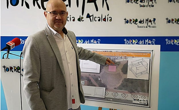 El concejal de Playas, Jesús Pérez Atencia, con los planes de la ampliación del paseo torreño. 