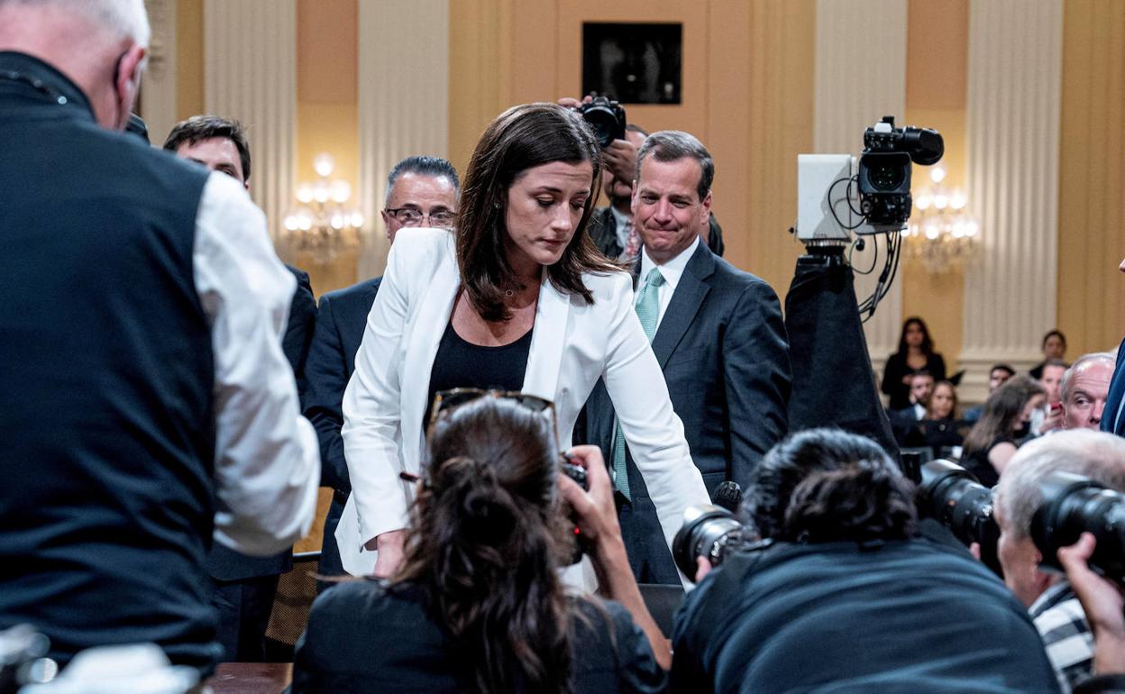 Cassidy Hutchinson tras dar su testimonio en la comisión que investiga el asalto al Capitolio.