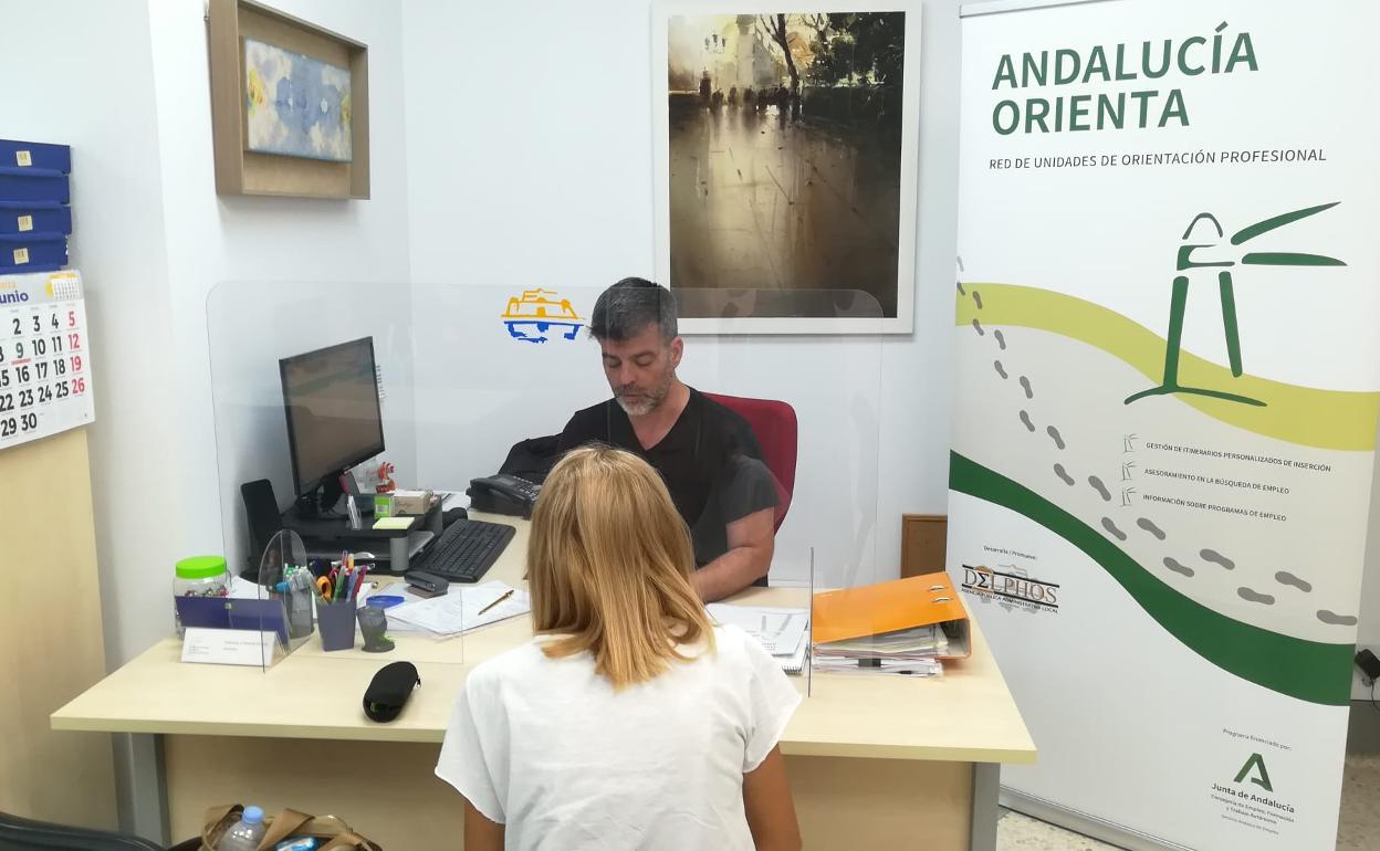 Uno de los técnicos del servicio de orientación laboral en Rincón de la Victoria. 