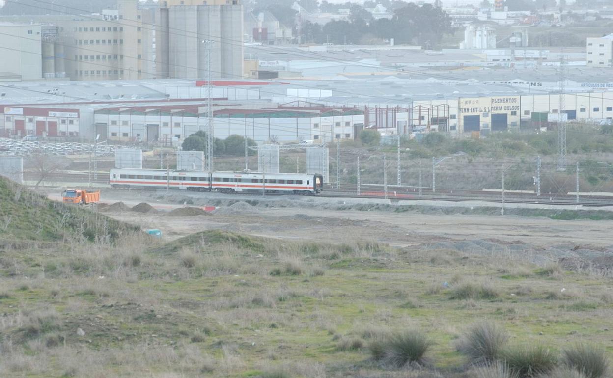 Imagen de archivo de los pilares que se dejaron hechos para salvar las vías ferroviarias. 