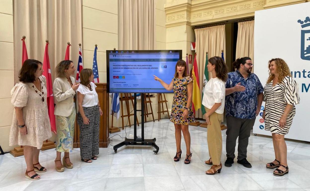 Sarabia, con el nuevo portal de participación, entre técnicas del área, y los responasables de Enreda Arantza Lozana y David Aurusa.