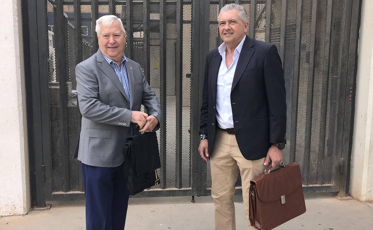 Antonio Aguilera y Francisco Valverde, a las puertas de La Rosaleda para acudir ayer a la junta de accionistas. 