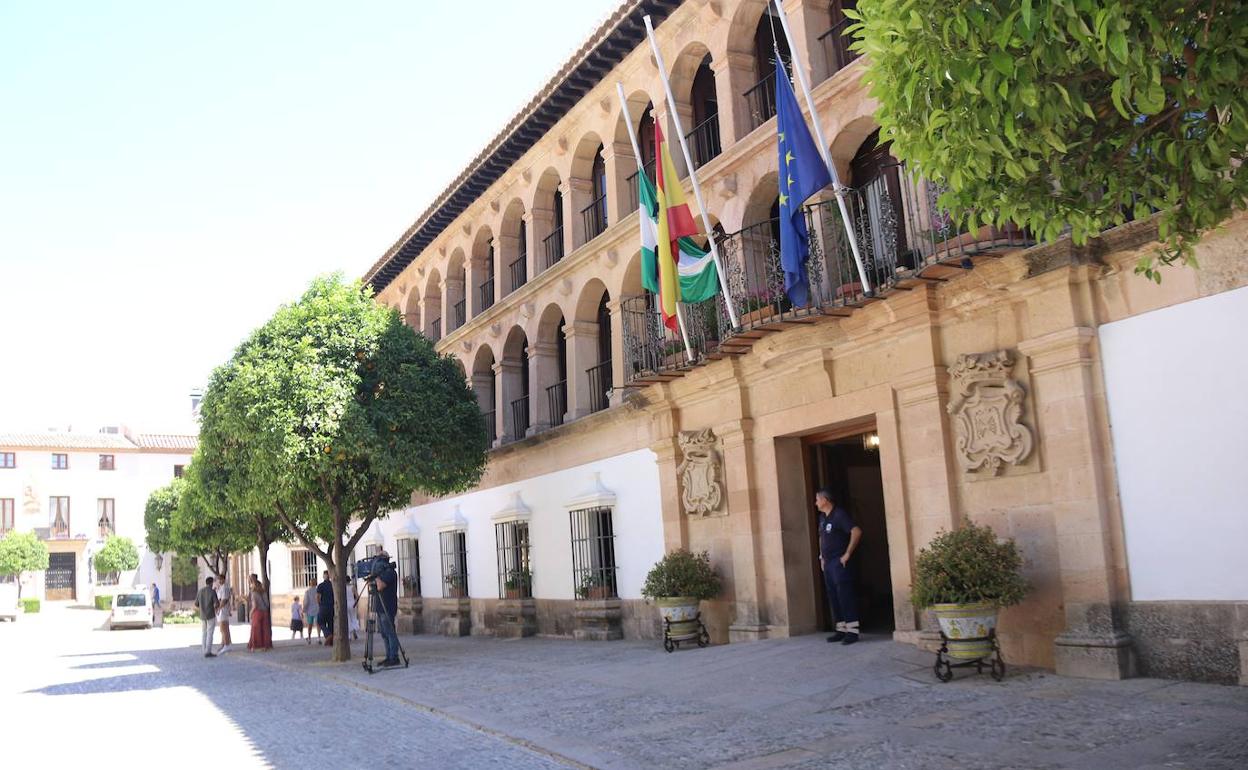 Banderas a media asta en el Ayuntamiento de Ronda. 