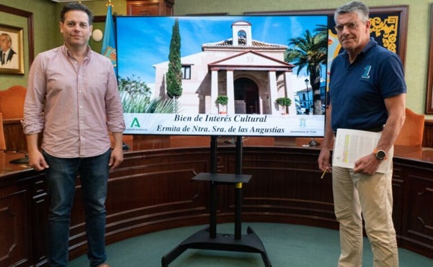 El primer teniente de Alcalde, Francisco Arce, y el regidor nerjeño, José Alberto Armijo, en la presentación. 