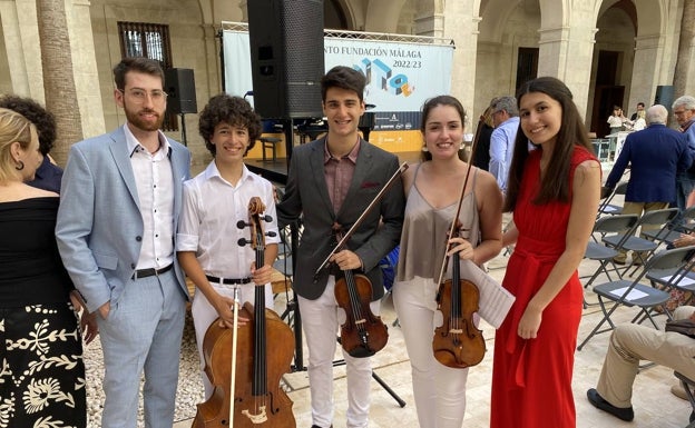 Imagen principal - En la primera, Santiago Torés, Antonio Peula, Ismael Bonilla, Estela Lastre y Marta Tejero, alumnos becados por la Fundación Málaga. En la segunda, Luis Ocaña, Esperanza González, Javier García y Manuel Rincón. En la última, La bailarina Irene Estévez, abriendo el evento de Fundación Málaga. 