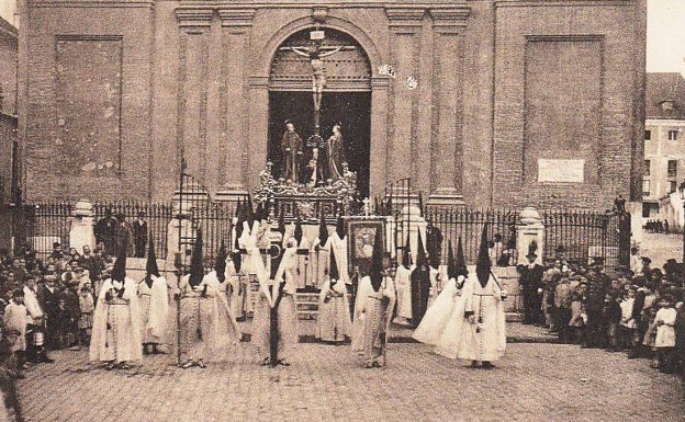 Imagen principal - Arriba, el Cristo de la Sangre, saliendo de la iglesia de La Merced. Abajo, a la izquierda la Sangre y el Cristo de la Columna, en el templo. Al lado, fachada de la iglesia.