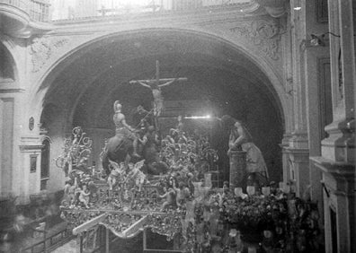 Imagen secundaria 1 - Arriba, el Cristo de la Sangre, saliendo de la iglesia de La Merced. Abajo, a la izquierda la Sangre y el Cristo de la Columna, en el templo. Al lado, fachada de la iglesia.