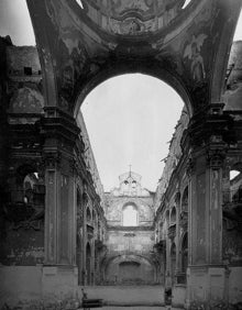 Imagen secundaria 2 - Arriba, la iglesia, ardiendo en 1931. Abajo, a la izquierda, edificio Pertika. Al lado, interior de la iglesia destruida.