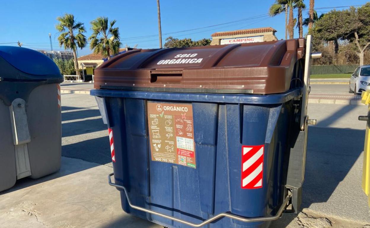 Imagen de uno de los contenedores marrones instalados en el paseo marítimo de Torre del Mar. 