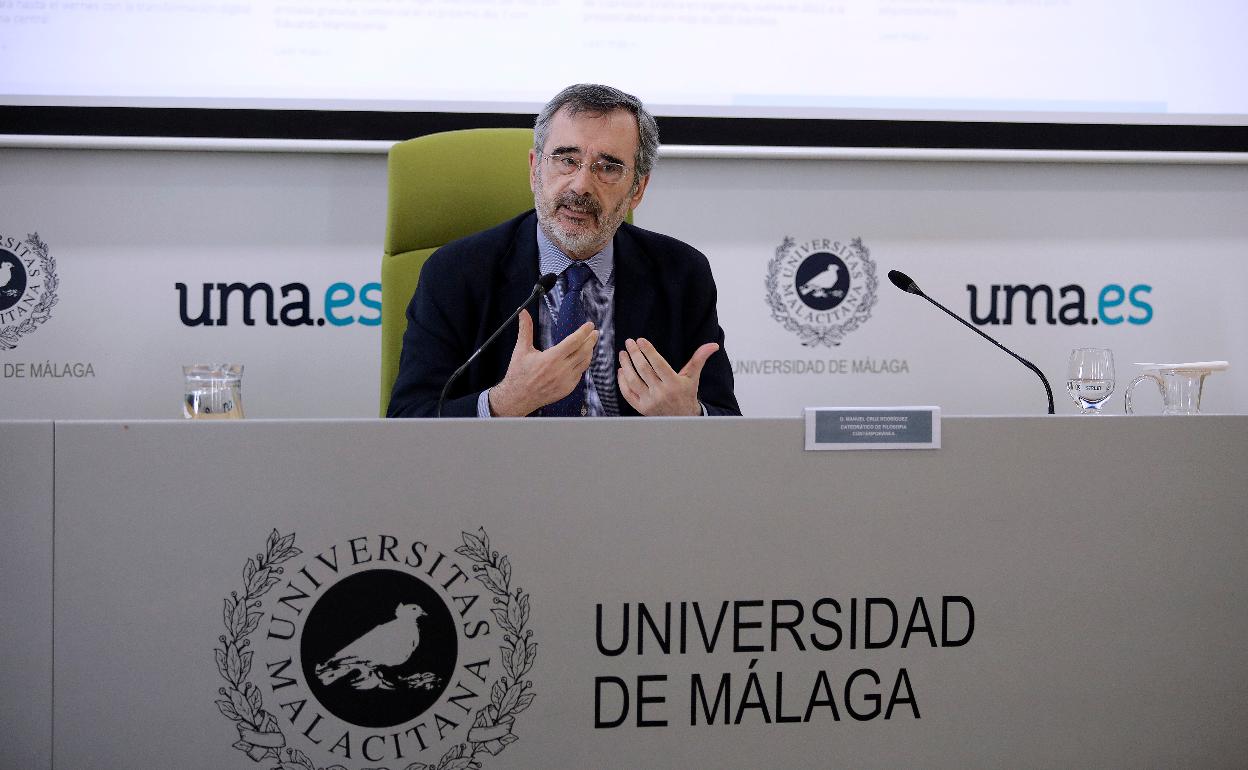 Manuel Cruz, en el Rectorado, dando una conferencia en el marco del 50 aniversario de la UMA. 