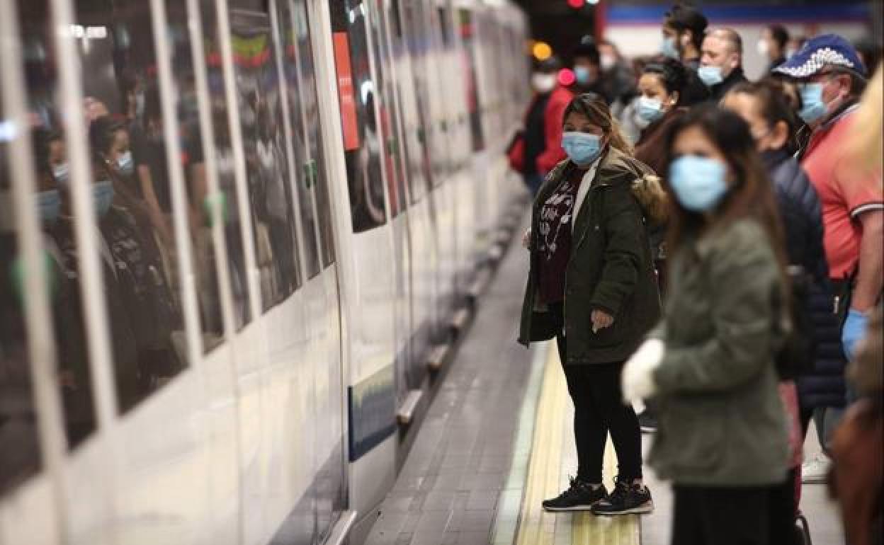 Usuarios del metro, con mascarilla. El transporte público es de los pocos entornos en los que aún es obligatorio el cubrebocas 