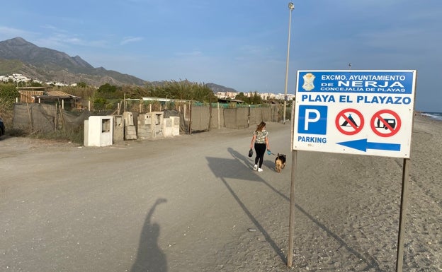 Imagen de la playa de El Playazo, donde se prohíbe aparcar a las autocaravanas. 