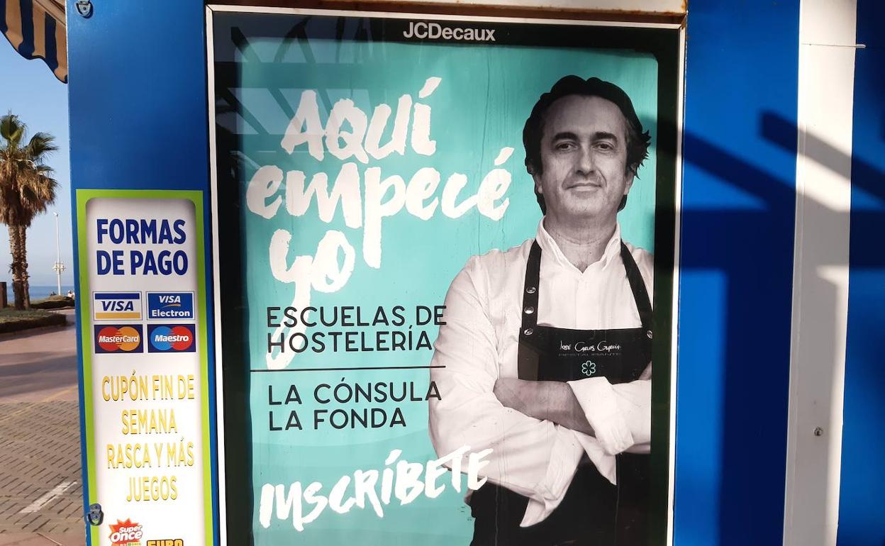 Uno de los carteles con la imagen de José Carlos García, en el Paseo Antonio Banderas. 