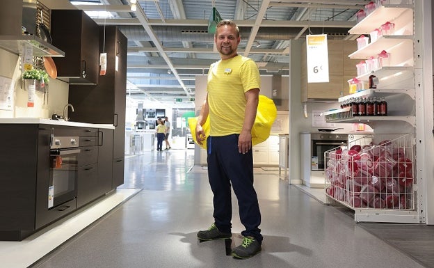 Linus Frejd posa para la foto en uno de los pasillos de la tienda que Ikea tiene en Málaga. 